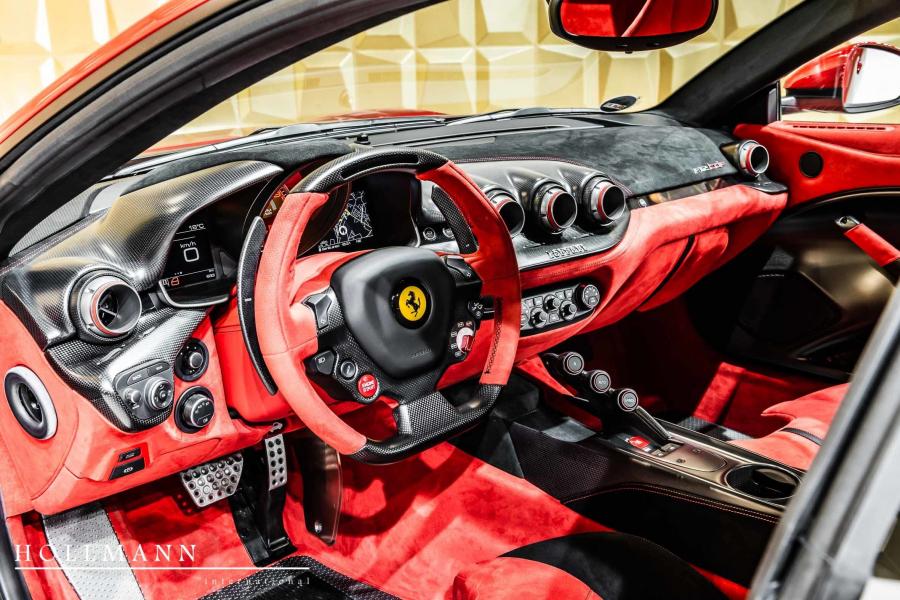 Интерьер Ferrari F12tdf 2015 года  (фото 14 из 28)